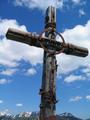 Das Gipfelkreuz am Brnfeichtmlbing - mit diversen Eisensymbolen beschlagen