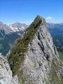 Auch dieser Felsen wird ungesichert ber den Grat berschritten