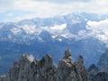 Blick zum Dachstein - im Vordergrund spitze Zacken im Gosaukamm