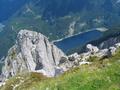 Tiefblick vom Gipfel zum Vorderen Gosausee