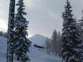 Die erste Htte der Schladminger Alm kommt in Sichtweite. Darber erhebt sich der Schusterstuhl - unser Touren-Ziel am 26.12.2005.