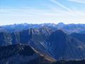 Blick nach Osten in die Radstdter und Schladminger Tauern: Ganz vorne links das Benzegg. In Bildmitte die mchtige Steinfeldspitze (Tour am 15.10.2005). Rechts im Hintergrund der Hochgolling (Tour am 28.07.2005) - ganz links der markante Hchstein (Tour am 19.08.2004), rechts daneben die etwas hhere Hochwildstelle (Tour am 04.09.2005)