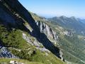 Blick zurck zum Weg ber den steilen Felsaufschwung von der Ursprungalm zum Neukarsee