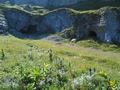 Bei der Weggabelung Neukarsee - Faulkogel gibt es einige Höhlen im über mehrere Terassen gestufen Gelände