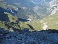 Unterwegs am Nordgrat - Tiefblick zu den einzelnen Etagen unserer heutigen Tour. Ganz unten (im Bild oben) die Marbachalmen - auf der nchsten Stufe die Ursprungalm - am Plateau darber die Hochflche mit dem im Bild nicht sichtbaren Neukarsee