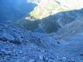 Beim Abstieg ber Felsen und Schotterfelder ergeben sich einige schne Tiefblicke zum Neukarsee (um diese Zeit schon im Schatten)