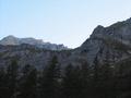Beim frontalem Anblick beim Aufstieg konnten wir uns nicht vorstellen, wie wir diese Felsbarriere berwinden sollen. Es fhrt aber ein guter, teilweise drahtseilgesicherter Weg hinauf zum Plateau mit dem Neukarsee