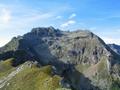 Gamskarspitz (die hchste Erhebung links der Bildmitte) und Vockentalspitz (am rechten Ende der Bergkette)