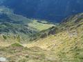 Tiefblick ins Sattental vom Weg der auf steilen Wiesenhngen zum Gamskarspitz fhrt
