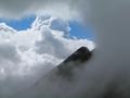Whrend bereits viele hhere und auch niedrigere Gipfel in der nheren Umgebung im Nebel liegen, bin ich am Gamskarspitz noch mit Nebelfreiheit gesegnet. berdies ist es bei (fr 2.500 Meter Hhe) angenehmen Temperaturen auch nahezu windstill.