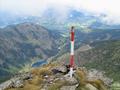 Gipfelstange am Vockentalspitz mit Tiefblick zum steirischen Bodensee.