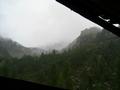 Kurze Rast in einem Hochsitz, der direkt am Boden steht (Niedersitz ?). Trotz starkem Regen und einigen Strzen auf glitschigen Felsen und rutschigen Steilhngen geniee ich auch die heutige Tour