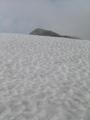 Die letzten Meter zum Gipfelkreuz - ber eines der restlichen Schneefelder