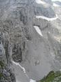 Tiefblick zum Weg im Kar