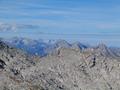 Blick ber das Buchstein-Plateau - ganz hinten kann man 2 tolle Gipfel im Toten Gebirge erkennen - links die Spitzmauer und rechts der Gr. Priel