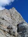 Am Fotostandpunkt erfolgt der Einstieg in den Sdwandband-Klettersteig, der im Foto nach rechts fhrt. Hochblick entlang dem Westgrat zum Gipfel