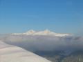 In allen Himmelsrichtungen erheben sich weie Bergspitzen aus dem Wolkenmeer