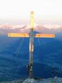 Mein letztes Ziel fr heute ist erreicht - das Stoderzinken-Gipfelkreuz von der untergehenden Sonne beschienen - der Schatten am Kreuz stammt vom Fotografen