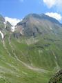 Am Weg zur Samspitze hat man einen berwltigen Ausblick auf den Hochgolling. Links beim Schneefeld liegt die Gollingscharte. Der Nordwestgrat fhrt links hinauf. Der Normalweg fhrt ber die Westflanke herunter.