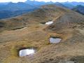 Der offizielle Wanderweg vom Plannerknot zum Hochrettelstein verl�uft n�rdlich des Grats - man kann aber auch direkt oben am mehr oder weniger breiten Grat wandern und findet einige sch�ne Lacken vor