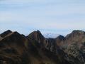 Vorne links die Plannerseekarspitze und dahinter noch linker die Hintere Gstemmerspitze - ca. in Bildmitte die Mittlere Gstemmerspitze, die weglos �ber ausgesetzte, steile Wiesenh�nge und leichter Blockkletterei (I) erreicht werden kann
