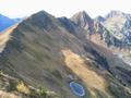 Der weitere Weg zur Hinteren (links) und Mittleren (rechts) Gestemmerspitze - unten auf der Nordseite ein vereister kleiner See