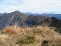 Auf der Mittleren Gstemmerspitze mit Blick zur Plannerseekarspitze (rechts) und zum Hochrettelstein (links) - ganz links lugt die Seekoppe hervor. Der kaum erkennbare, steile, ausgesetzte Steig sollte keinesfalls bei N�sse beschritten werden. Auch t�dliche Unf�lle sind hier bereits passiert
