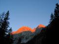 Start in der Dunkelheit und ca. 1/2 Stunde mit Lampe aufgestiegen - im Bereich der Unteren Koderalm zeigen sich aber die Gipfelspitzen am Gr. dstein und Festkogel bereits im orangen Morgenlicht (Siehe auch letztes Bild)