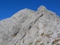 ber den stellenweise gesicherten Josefinensteig (Guglgrat) gehts hinauf zum Hochtor-Gipfelkreuz (links)