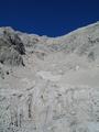 Und nochmal ein Blick zurck vom Schneeloch mehr als 500 Hhenmeter zum Hochtor-Gipfelkreuz (auf der Kuppe etwas links der Bildmitte) entlang unserer Abstiegsroute im felsigen Gelnde. Aus gewhnlich gut informierten Kreisen wurde in Erfahrung gebracht, dass hier auch der Winteraufstieg fr Schitourengeher verluft => Zitat: 