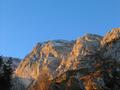 Blick vom Purtschellerhaus zur morgensonnebeschienenen Ostwand des Hohen Gll