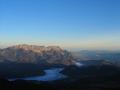 Blick ber das nebelbedeckte Berchtesgadener Tal zum Untersberg - rechts in der Ferne liegt Salzburg