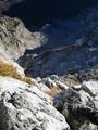 Die letzten 100 Hhenmeter sind zwar etwas ausgesetzt - aber nahezu durchgngig gesichert. Gebte Bergsteiger werden aber die Fortbewegung im gutmtigen Fels bevorzugen.