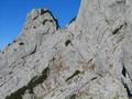 Eindrucksvolle Felsen und ein einfacher Klettersteig (B-C) bereiten grtes Wander- und Klettervergngen. Hier zieht sich der Steig (Seil rechts unten erkennbar) ber den Riss nach links oben - und rechts vom Felskpfl gehts wieder auf die andere Seite hinunter