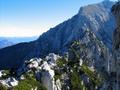 Blick zurck ber den Mannlgrat bis hinauf zum Rauchfang, wo der Mannlsteig sich mit der Schustersoute (kommt von links herauf) vereint