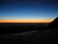 Um 05:30 Uhr warten bereits Dutzende Frhaufsteher am Hunerkogel - die jngsten erst wenige Wochen alt - in Erwartung eines traumhaften Sonnenaufganges. Vorne glnzt der Schladminger Gletscher im Dmmerungslicht. Am oberen Bildrand leuchtet die schmale Mondsichel.