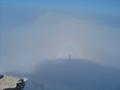 Als die Nebelbank immer dichter wird, kann ich meinen eigenen Schatten im Nebel fotografieren - eingerahmt von einem Regenbogen (am Bild leider nur schwach erkennbar)