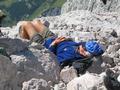 Unser ausgezeichneter Bergfhrer Karl gnnt sich ein Nickerchen, bevor es von der Windlegerscharte steil und nicht ungefhrlich nach unten geht