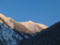 Zurck beim Ausgangspunkt. Ein Blick zurck zur von der Sptnachmittags-Wintersonne beschienenen orangeleuchtenten Schoberspitze.