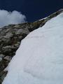 Aber hier ist Endstation - rechts ein fast senkrechtes Schneefeld, die Sicherungen unter dem Schnee, links rutschige grasbewachsene Felsen