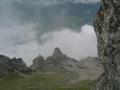 Tiefblick nach Sden - hinter den Wolkenfetzen sind einige Huser in Grbming-Winkl erkennbar