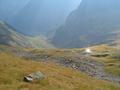 Wieder ein Tiefblick zum Steinigboden (untere Grnflche) - ganz unten im Tal verluft der Forstweg zur Putzentalalm, auf dem ich heute am Abend wieder zum Ausgangspunkt zurckkommen werde