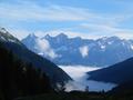 Am Morgen liegt das Ennstal im Nebel - darber aber weitgehend blauer Himmel - links hinten die fotogenen Dachsteingipfel