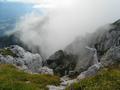 Wolkenfetzen steigen entlang der steil abbrechenden Luserwand auf