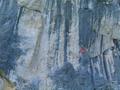 Base-Jumper mit geffnetem Schirm vor der Wand