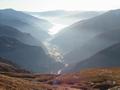 Blick hinaus ins Tal nach Zederhaus. Die Tauernautobahn kommt unter mir aus dem Berg heraus und fhrt Richtung Sden (in den Nebel hinein)