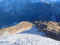 Blick zurck ber den unschwierigen Rcken, ber den der Weg herauffhrt. 1.000 Hhenmeter weiter unten liegt das Riedingtal. Im Schatten kann man den Schlierersee bei der Schliereralm erkennen.