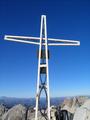 Beim Gipfelkreuz - die Sonne kann sich hier gegen den eisigen Westwind, der den nahenden Wintereinbruch ankndigt, am frhen Vormittag noch nicht recht durchsetzen - und so bleibe ich nicht allzu lange im Gipfelbereich.