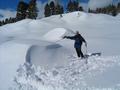 Hier unter den Schneemassen ist eine groe Htte