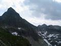 Auch ber den Gipfelaufbau der Hochwildstelle fegt ein starker Sturm die zunehmend dunkleren Wolken hinweg